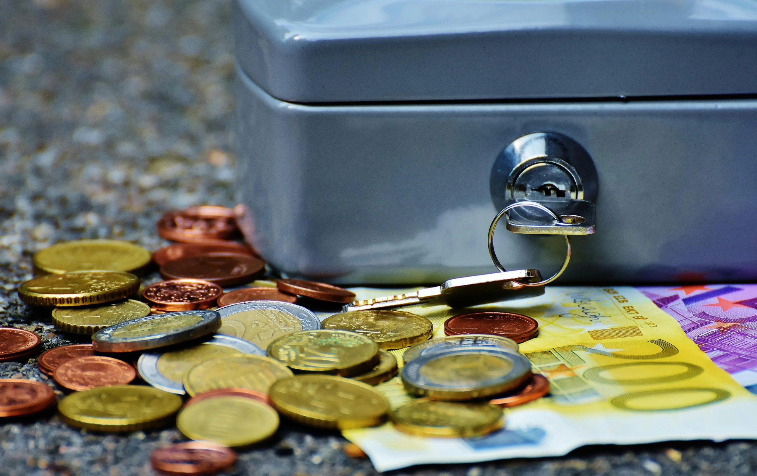 Emergency Fund Size 2026: Ultimate 3-6-12 Guide Proven 3 emergency fund size 2026: Close-up of a secure cash box with euro coins and banknotes, symbolizing wealth and financial secur